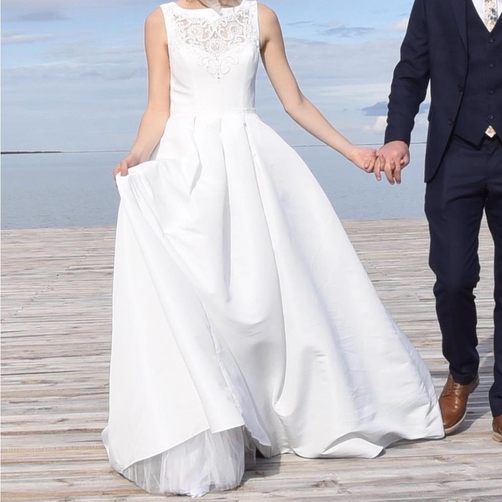 David's Bridal White Sleeveless Wedding Gown